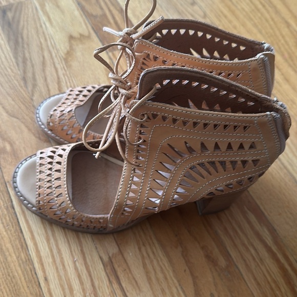 Jeffrey Campbell 7 tan leather open toe heels with cut outs lace up great cond - Picture 5 of 8